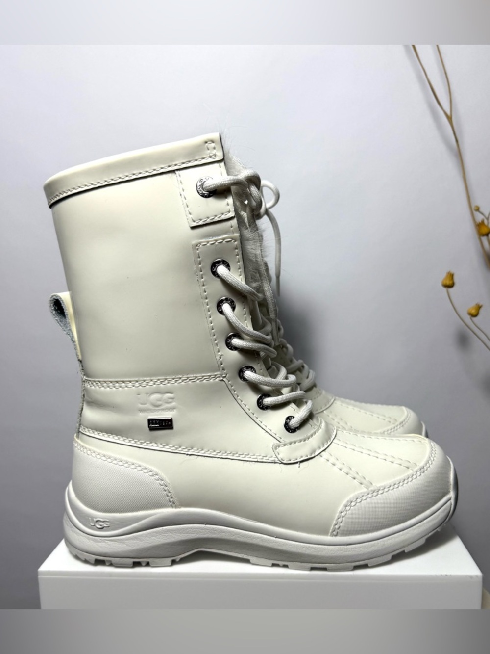 UGG Adirondack lll Patent Boot in All White Lace-Up Winter Ankle Boots | Size 6 - Picture 5 of 8